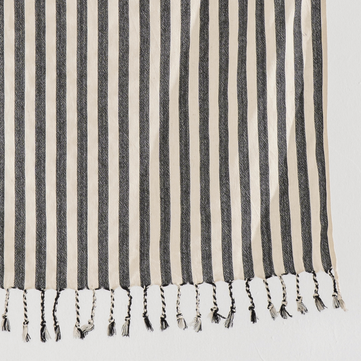 Svart randig strandhandduk