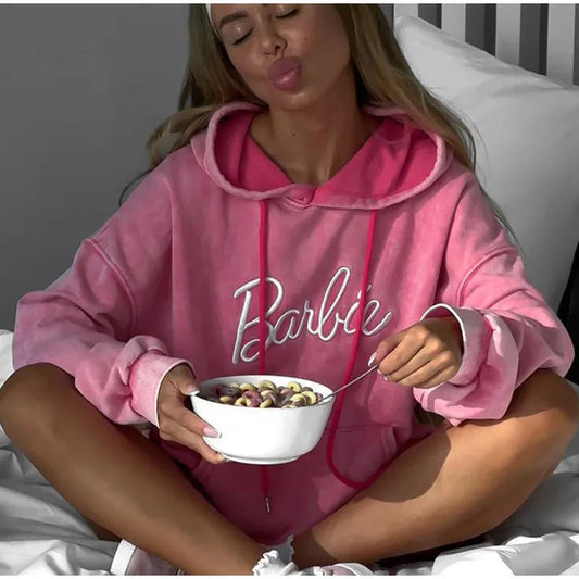 Tvättad Tröja med Broderad 'Barbie' – Trendig & Stilren
