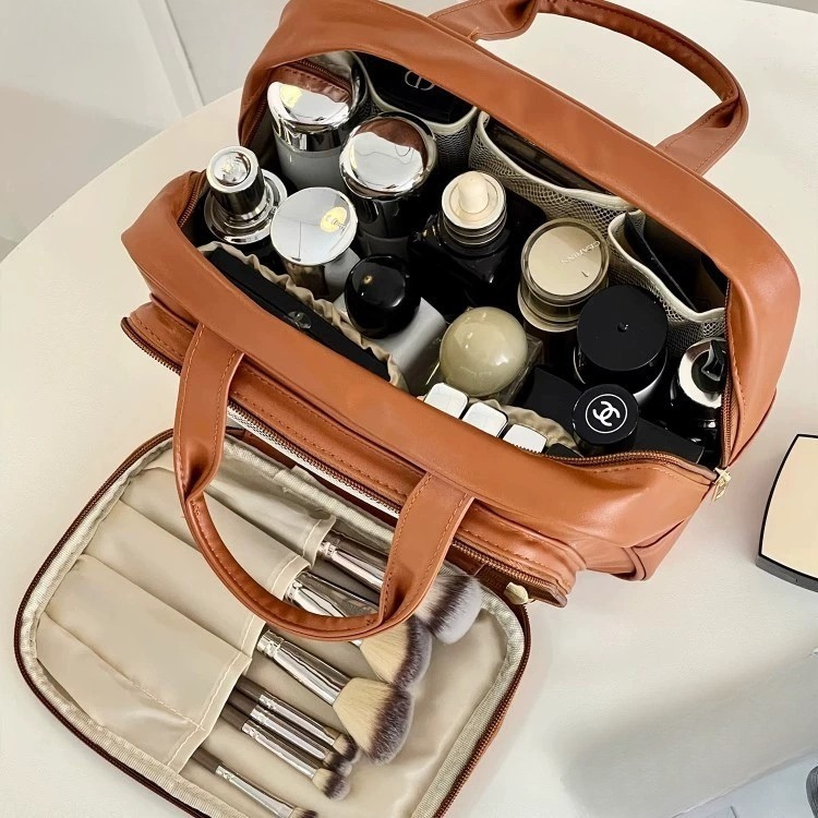 Sminkväska med borsthållare