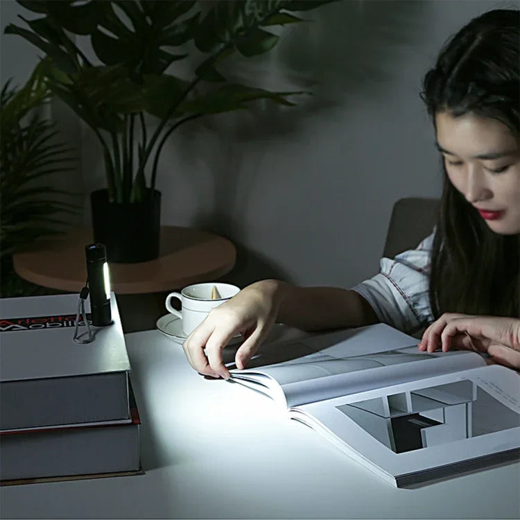 A1 USB-uppladdningsbar vattentät ficklampa med fast fokus, XPE + COB-ljus, 3 ljuslägen och förvaringslåda