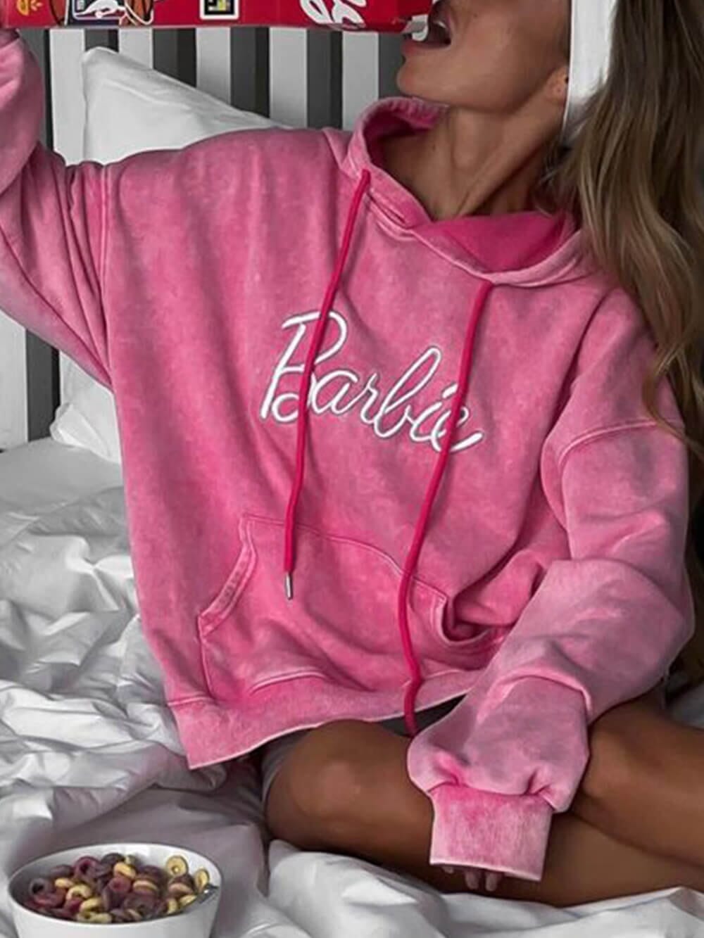 Tvättad Tröja med Broderad 'Barbie' – Trendig & Stilren