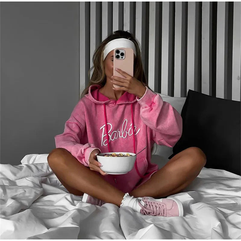 Tvättad Tröja med Broderad 'Barbie' – Trendig & Stilren