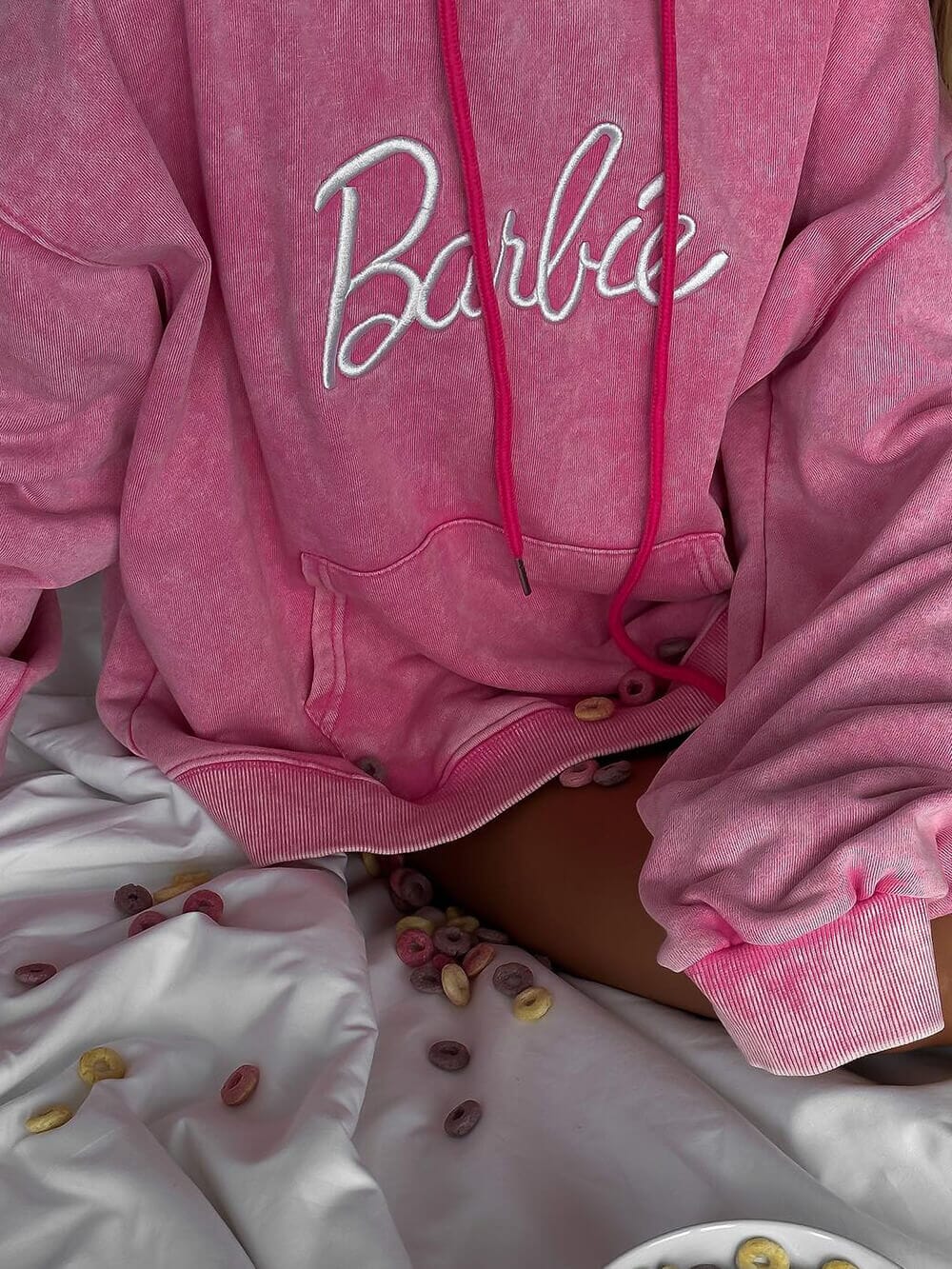 Tvättad Tröja med Broderad 'Barbie' – Trendig & Stilren
