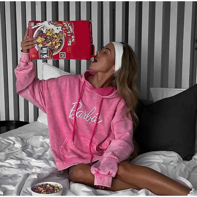 Tvättad Tröja med Broderad 'Barbie' – Trendig & Stilren