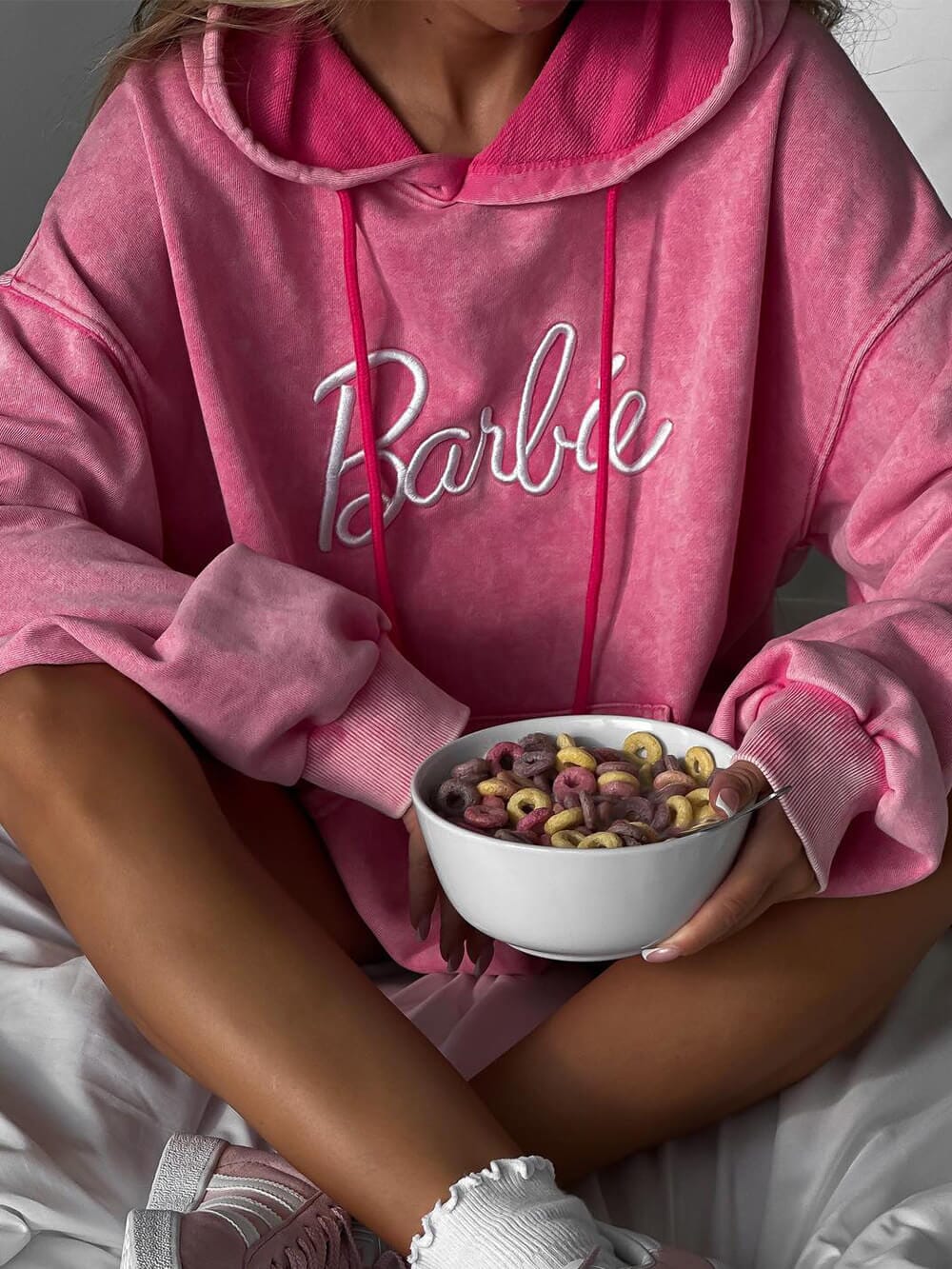 Tvättad Tröja med Broderad 'Barbie' – Trendig & Stilren