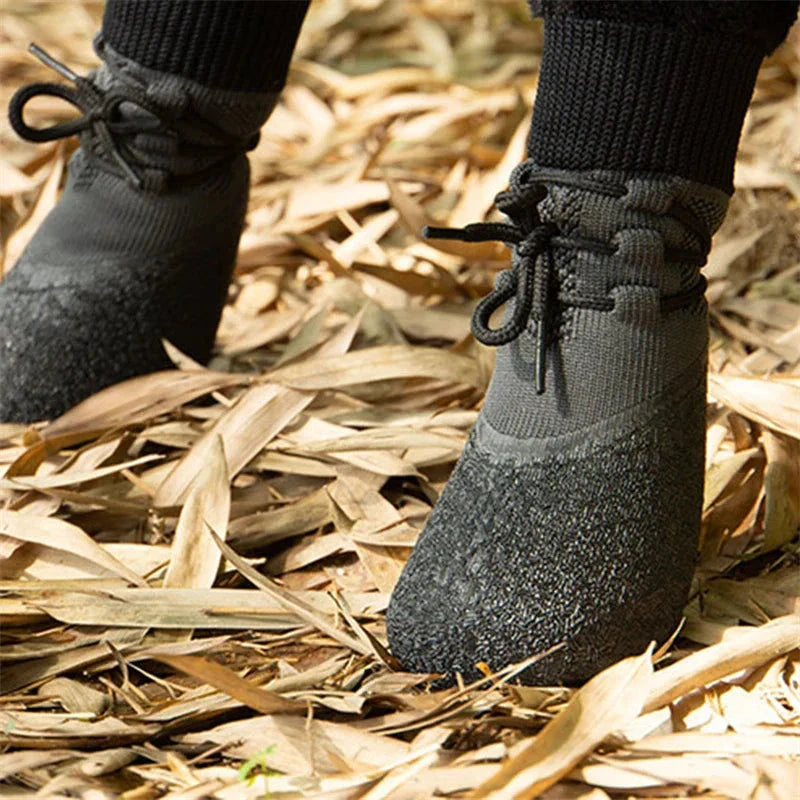 Svarta hundskor med snörning och gummisula